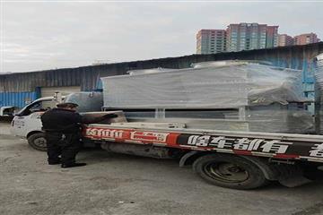 高效配送都江堰20T闭式冷却塔及配套设备货拉拉送货现场直击