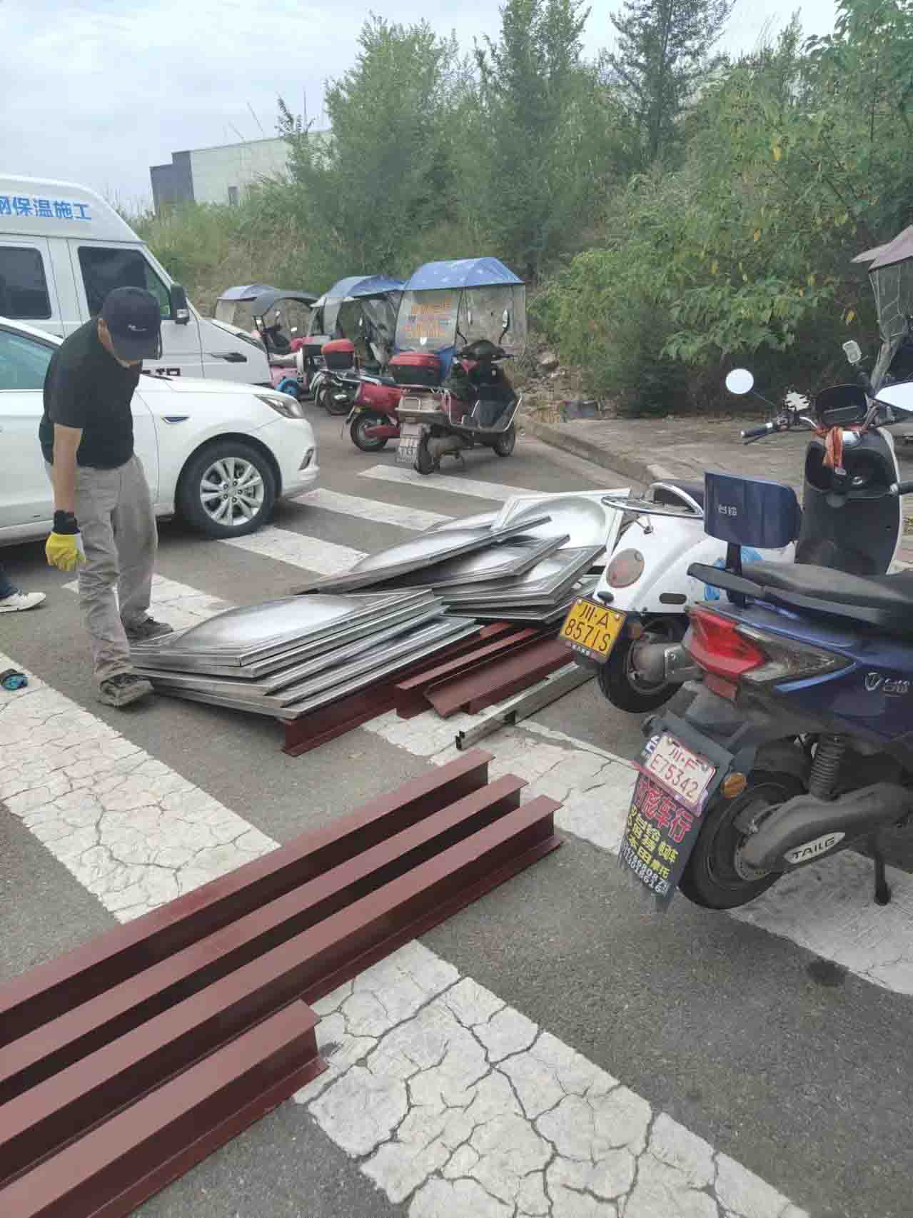 成都青白江淮口316L不锈钢水箱材料转运现场