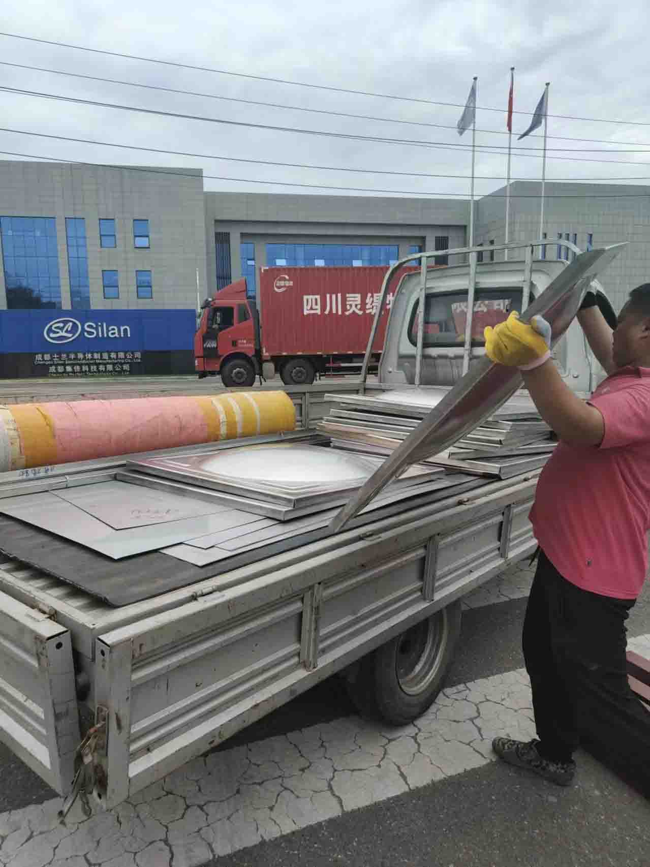 成都青白江淮口316L不锈钢水箱材料转运现场