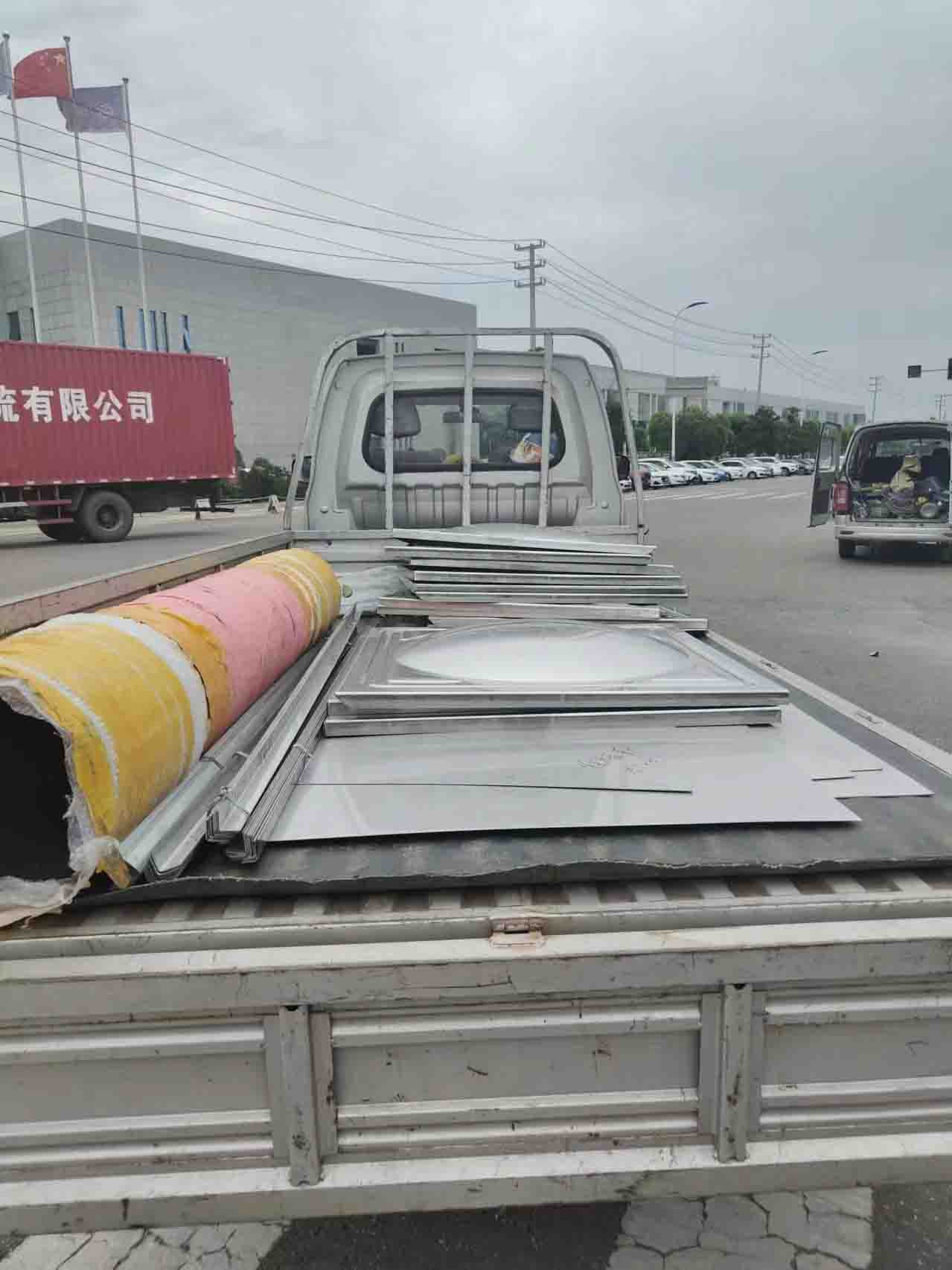 成都青白江淮口316L不锈钢水箱材料转运现场