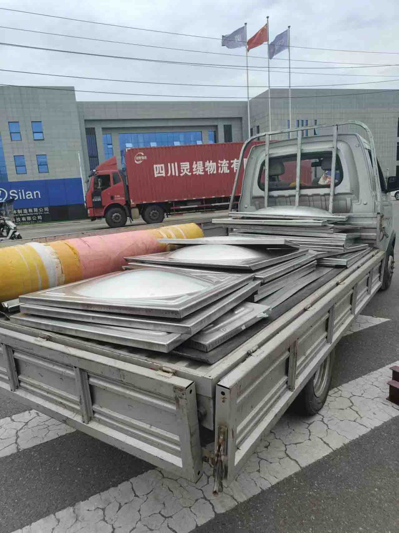 成都青白江淮口316L不锈钢水箱材料转运现场
