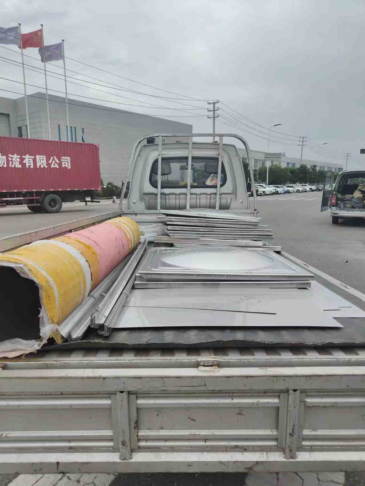 成都青白江淮口316L不锈钢水箱材料转运现场