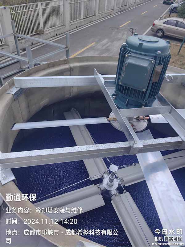 四川邛崃200T圆形玻璃钢冷却塔15KW冰水机工程案例现场