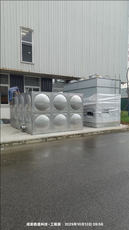 夹江真空炉闭塔循环降温系统闭式冷却塔不锈钢水箱安装现场