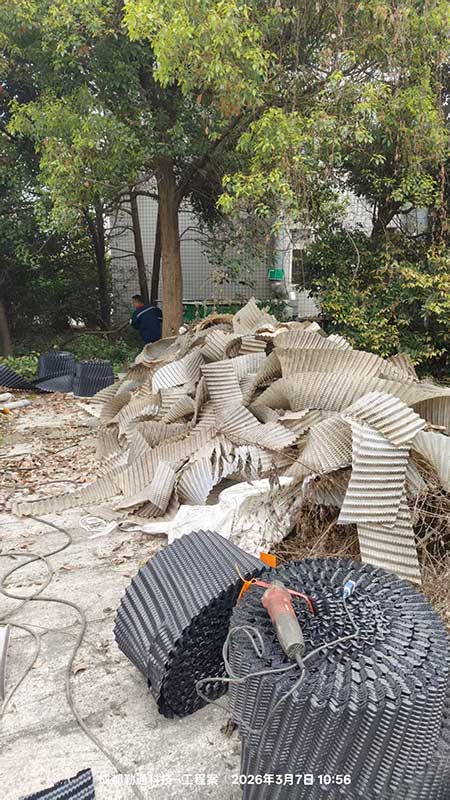 四川隆昌1台150型冷却塔维修现场