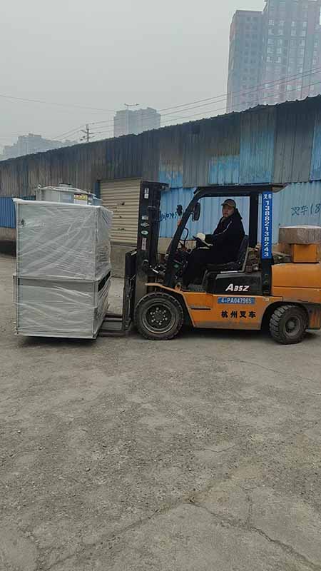 高效配送都江堰20T闭式冷却塔及配套设备货拉拉送货现场直击