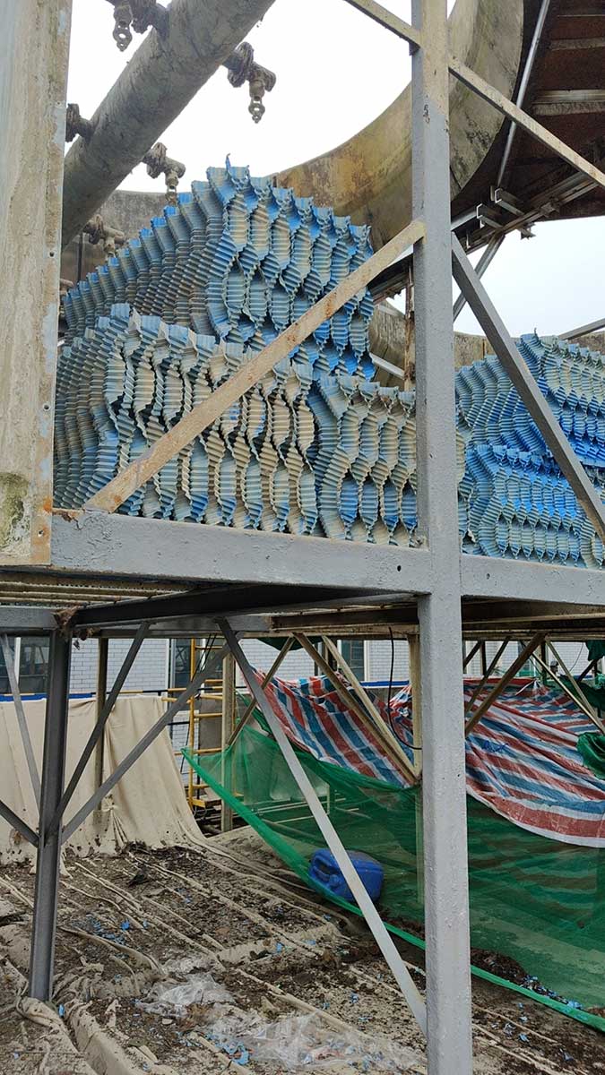 四川成都新津1200T方形逆流冷却塔维修现场业主单位成都xx新材料有限公司