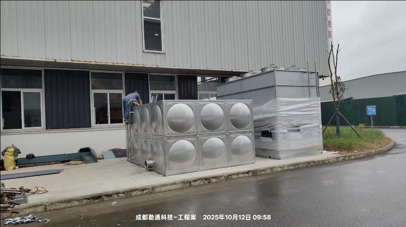 夹江真空炉闭塔循环降温系统闭式冷却塔不锈钢水箱安装现场